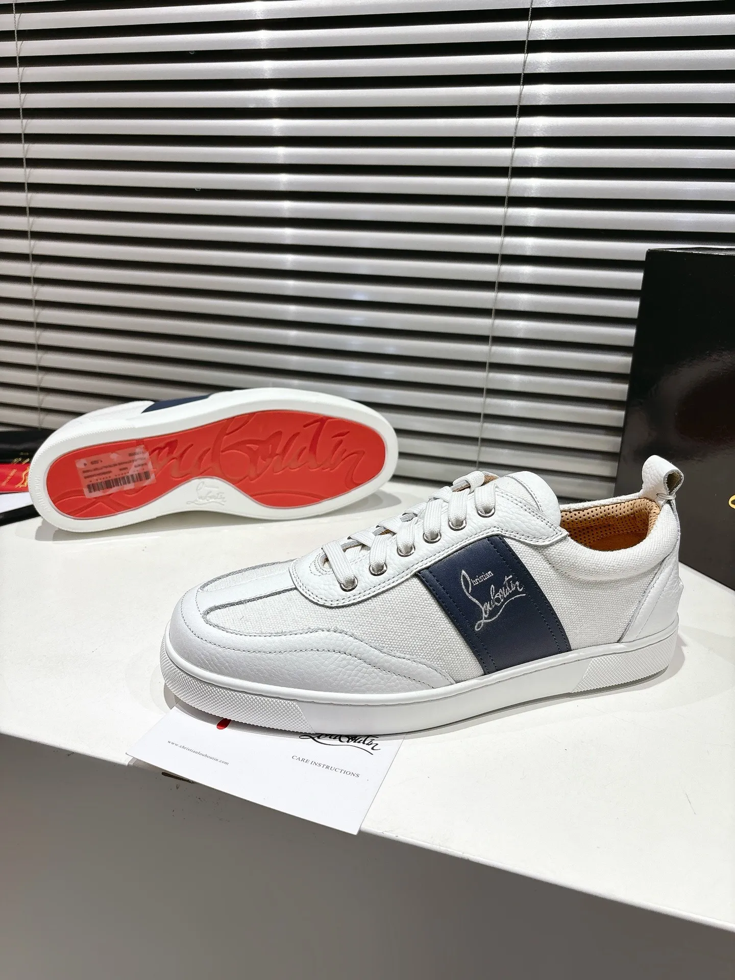 👟👟Ex-factory price 700👟👟 ╔Low top logo sports shoes╗ ·Top version customization·2025𝐬𝐬 𝑪𝒉𝒓𝒊𝒔𝒕𝒊𝒂𝒏 𝑳𝒐𝒖𝒃𝒐𝒖𝒕𝒊𝒏 Retero flat sneakers are smooth and crafted in white grained calfskin and canvas. It is decorated with a stylish side strap with the iconic Maison Christian Louboutin logo, contrasting with Cuoio brown leather for an effortlessly stylish look. This modern sneaker combines a retro '70s look with modern sophistication, featuring a flexible construction. ▪️No matter the last type, fabric, rhinestones, nails, lining, outsole, it is as close as possible to ZP... ▪️The original sole is specially provided by the original factory ▪️The lining is imported water-dyed cowhide ▪️Private customization time is about 3-7 days —————— Size: Women's 35M-41M Men's 38M-47M